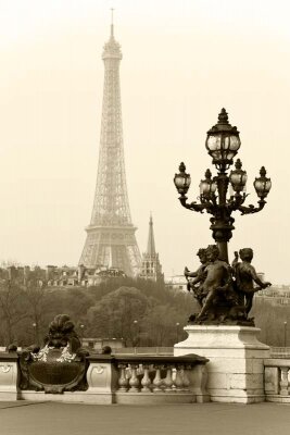 Парижская улица неподалеку от Эйфелевой башни
